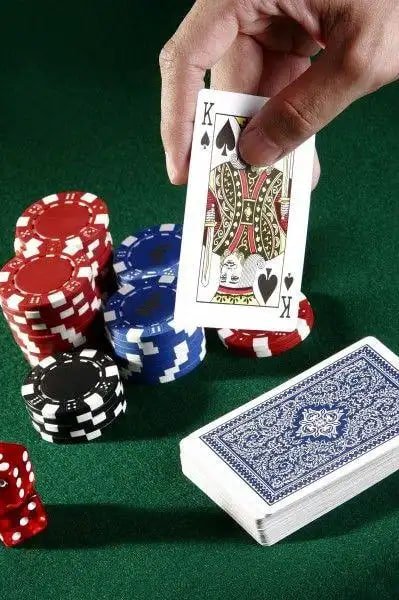 Pengguna mengakses transaksi e-wallet melalui perangkat mobile dengan antarmuka yang mudah