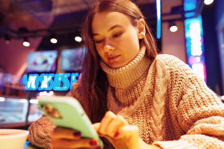 Pengguna sedang membaca panduan bertaruh secara bertanggung jawab di layar smartphone